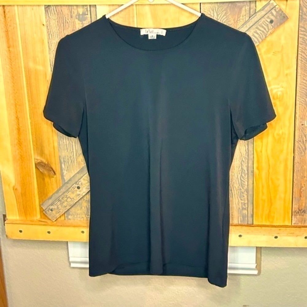 B005. Black short sleeve Le Suit top. Size 8